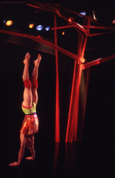 Mimi Gross, design collaboration with Douglas Dunn: Aerobia, Choreography Douglas Dunn, 2001